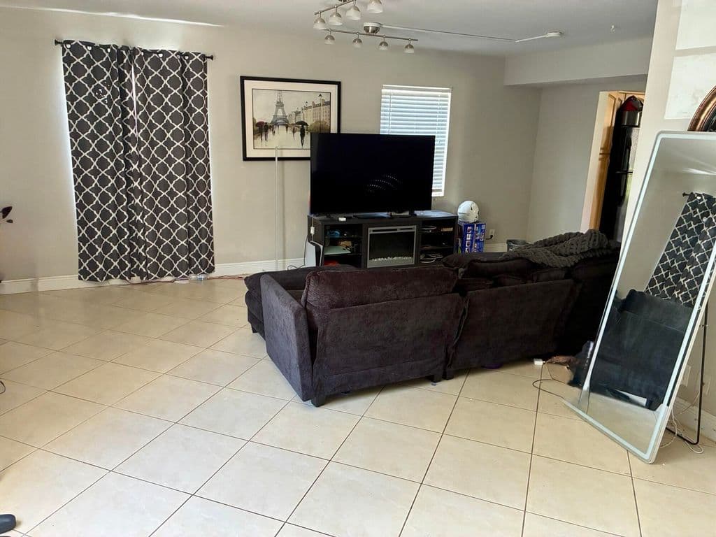 3-bedroom Condo — 3056 RIVERSIDE #1C