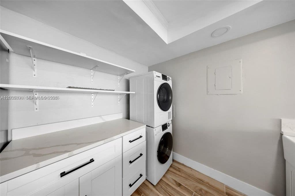 2-bedroom Condo — 7601 E Treasure Dr APT 1722