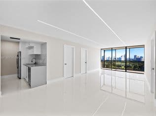 2+1 Condo — 20379 W Country Club Dr APT 1938, Aventura, 33180
