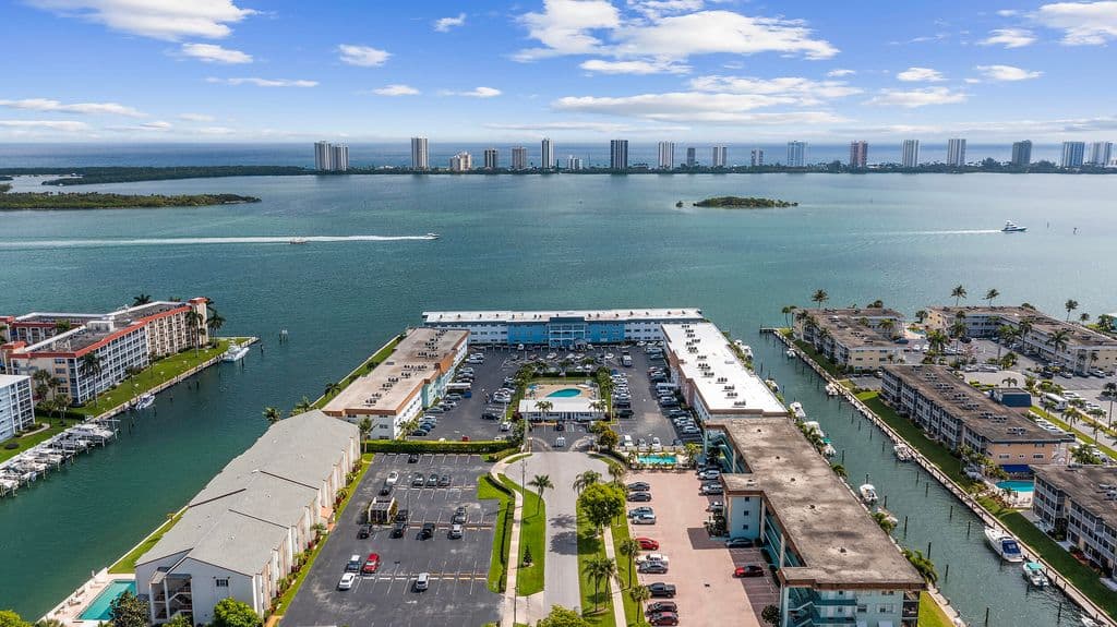 2+1 Condo — 110 SHORE Court #315