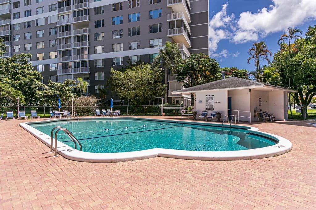 1+1 Condo — 4001 Hillcrest Dr APT 609
