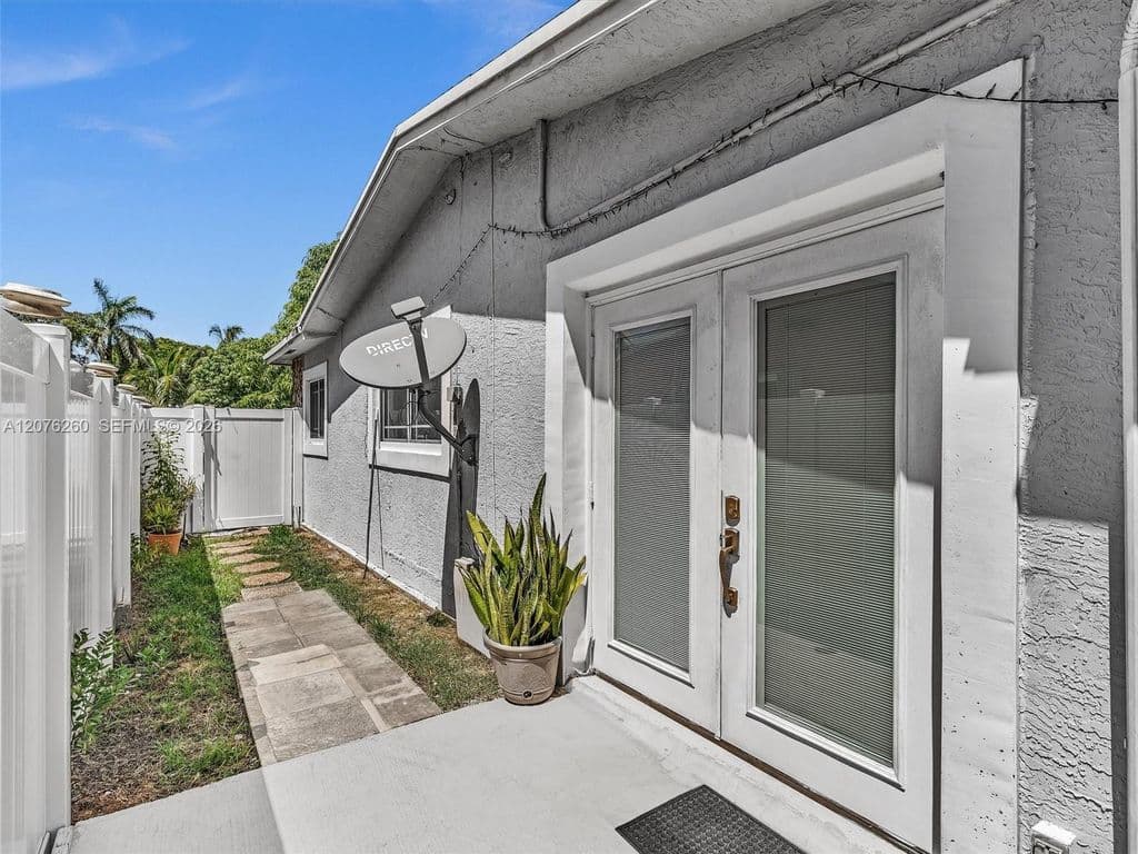 4+1 Müstakil ev — 6520 SW 7th Ct