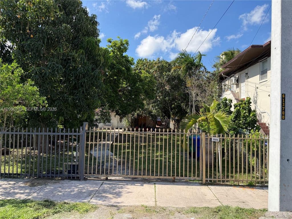 2+1 Müstakil ev — 3555 SW 23rd St