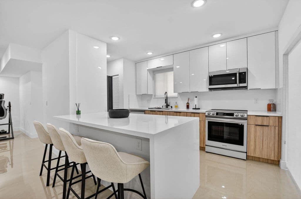 2-bedroom Condo — 6335 Longboat Lane W #E104