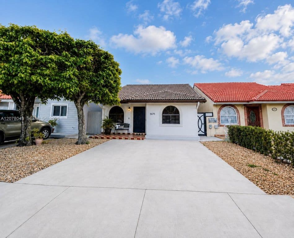 3+1 Müstakil ev — 5670 W 20th Ct