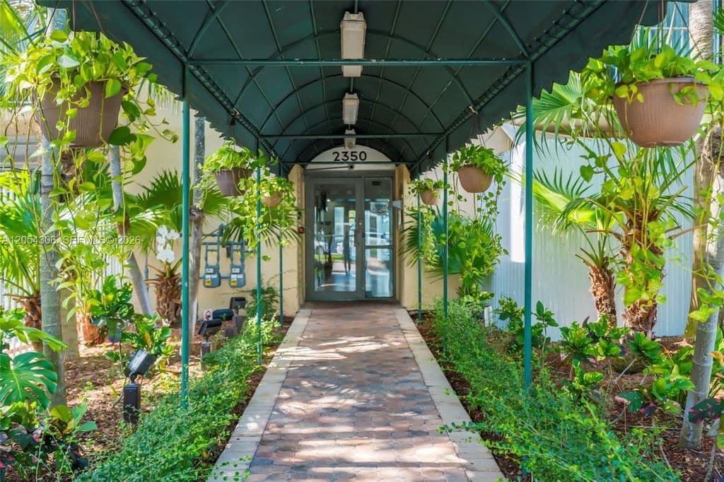 2+1 Condo — 2350 NE 135th St APT 1510