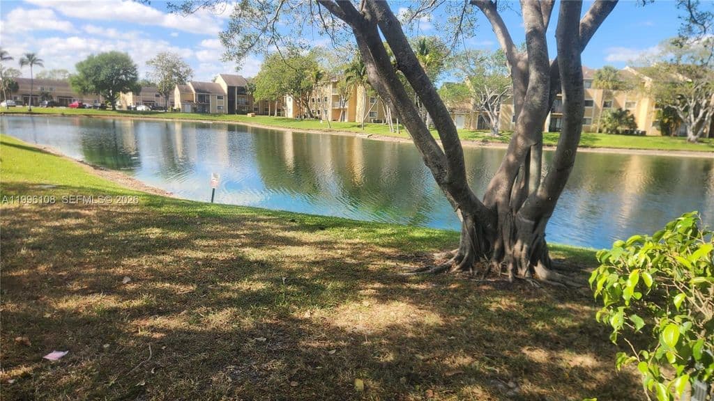 2-bedroom Property — 210 Palm Cir E