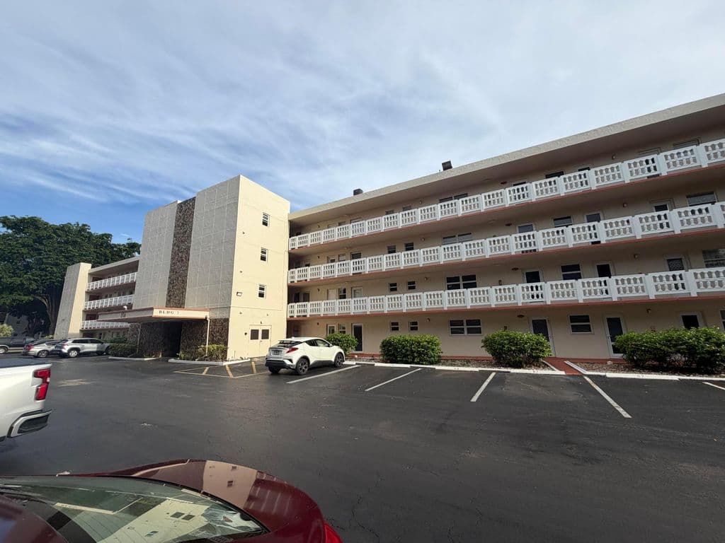 2+1 Condo — 206 SE 10TH Street #201