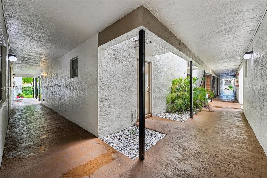 2+1 Condo — 2830 Riverside Dr APT 103-3