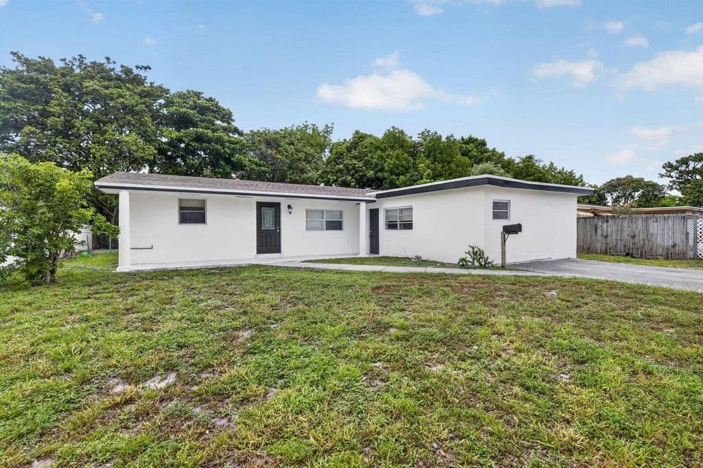 5-bedroom Single-Family Home — 1111 SW 31ST Avenue