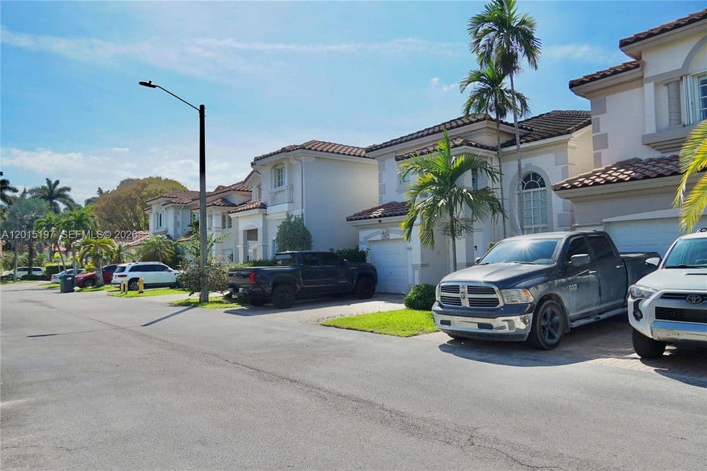 4-bedroom Property — 10913 NW 67th St