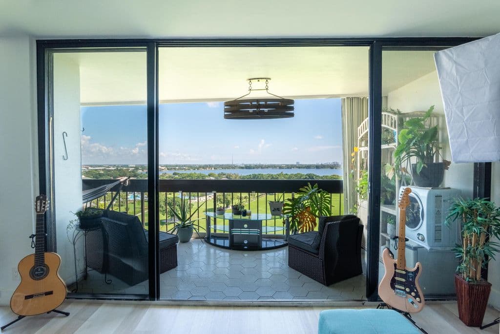 2+1 Condo — 2000 Presidential Way #1401