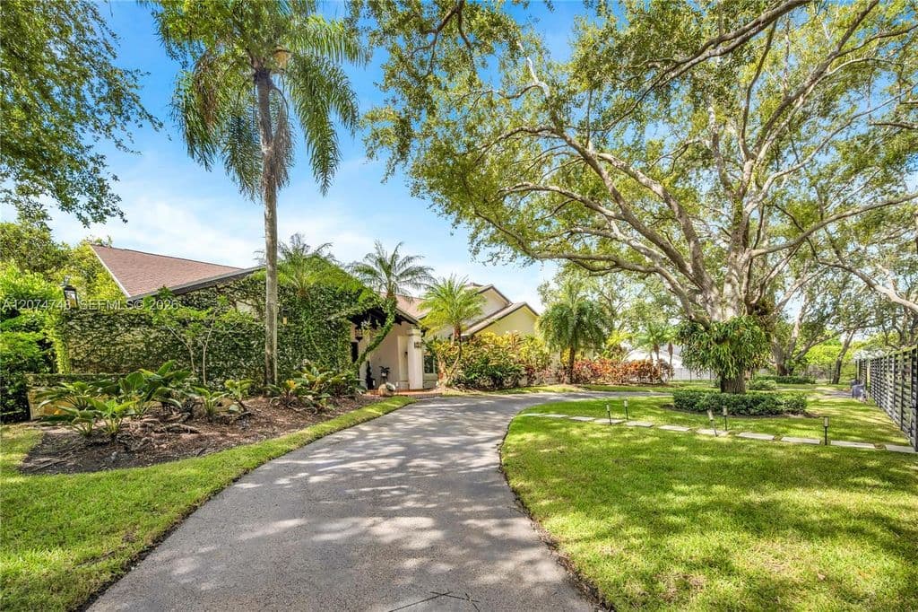 5-bedroom Single-Family Home — 8440 SW 182nd Ter