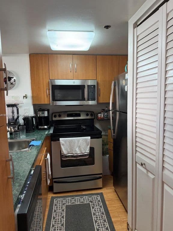 1+1 Condo — 540 Brickell Key Dr APT 910