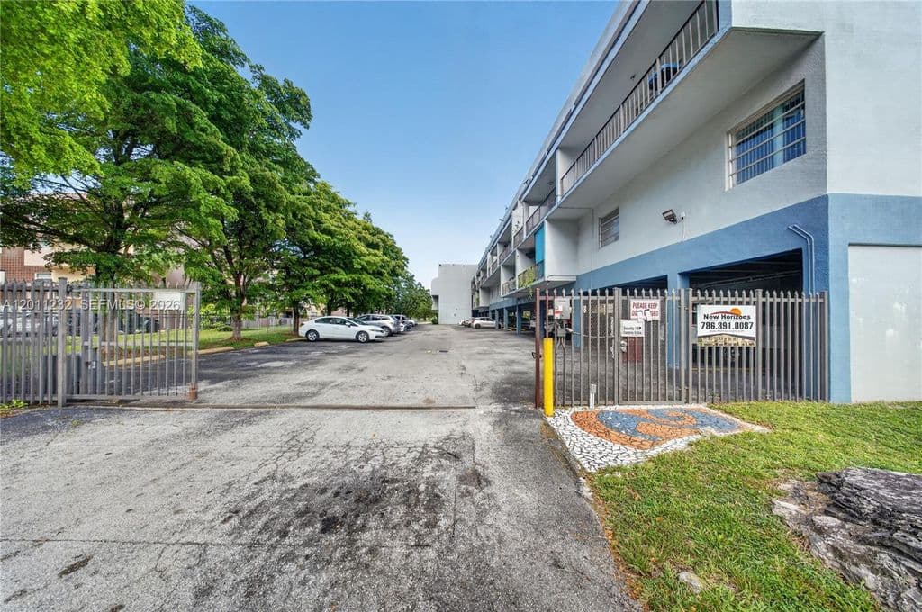 1+1 Condo — 399 NW 72nd Ave APT 209