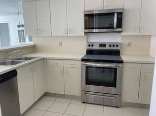 1-bedroom Condo — 5880 Collins Ave APT 1006, Miami Beach, 33140