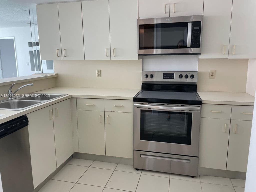 1+1 Condo — 5880 Collins Ave APT 1006