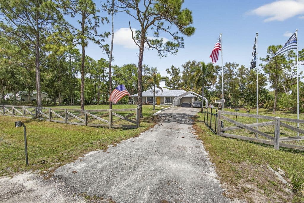 3-bedroom Single-Family Home — 17815 92nd Lane N