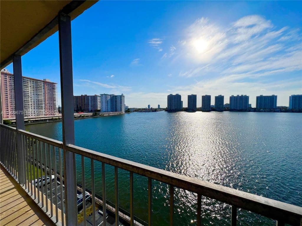 3+1 Condo — 17600 N Bay Rd #N701