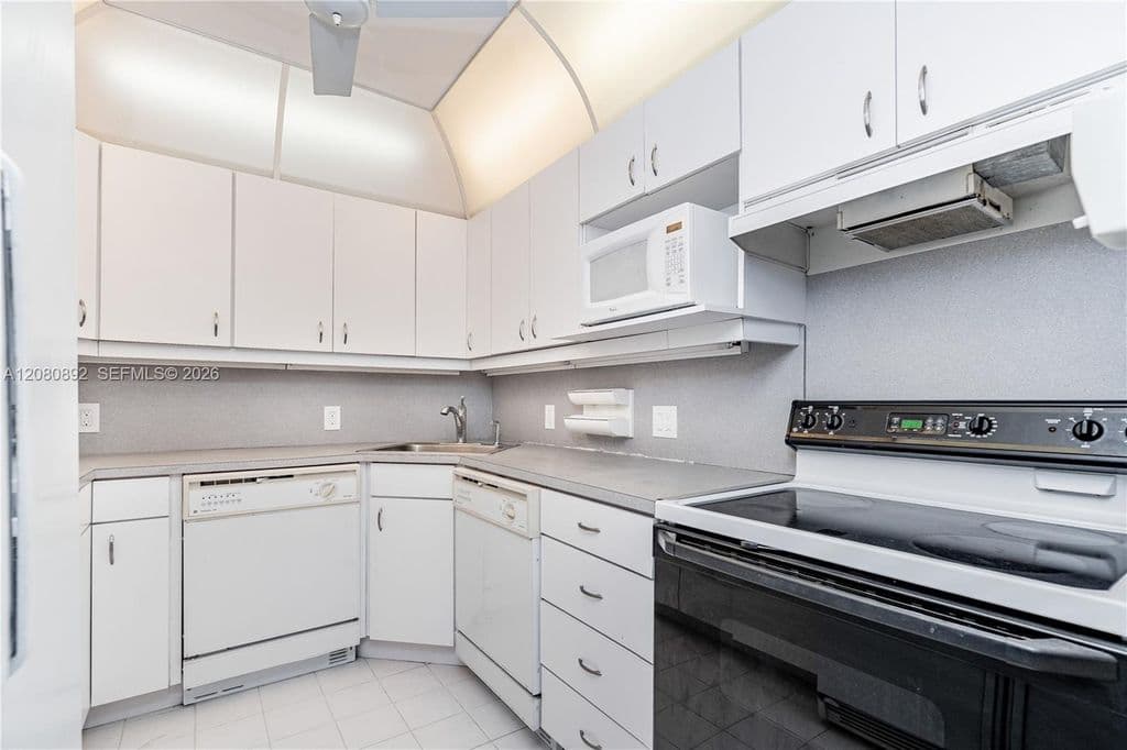 1+1 Condo — 3625 N Country Club Dr APT 901