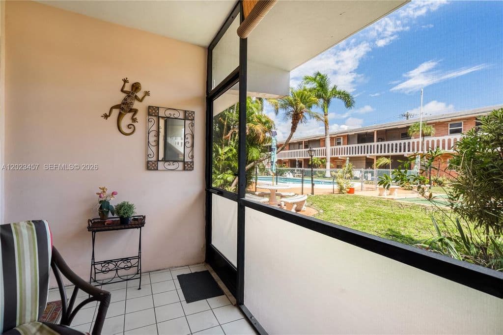 1+1 Condo — 160 NE 8th Ave APT 21A