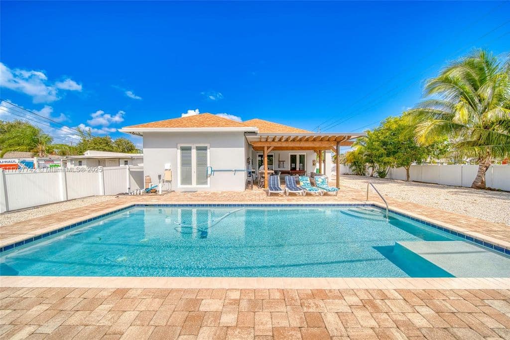 3+1 Müstakil ev — 207 SW 11th St