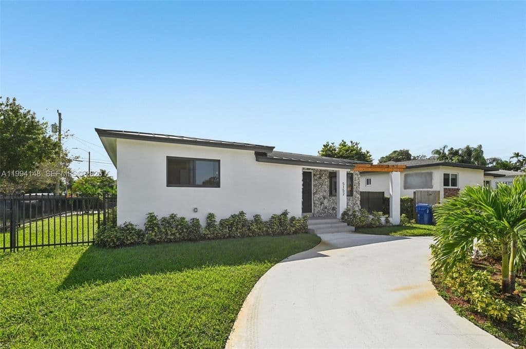 5+1 Müstakil ev — 5152 SW 6th St