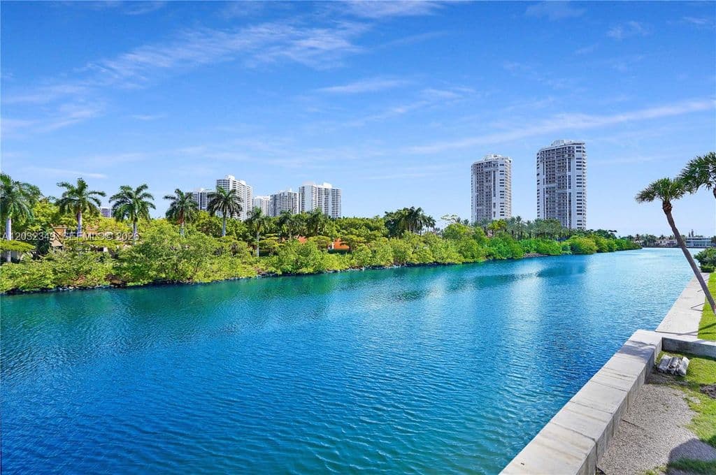 1-bedroom Condo — 3675 N Country Club Dr APT 2201
