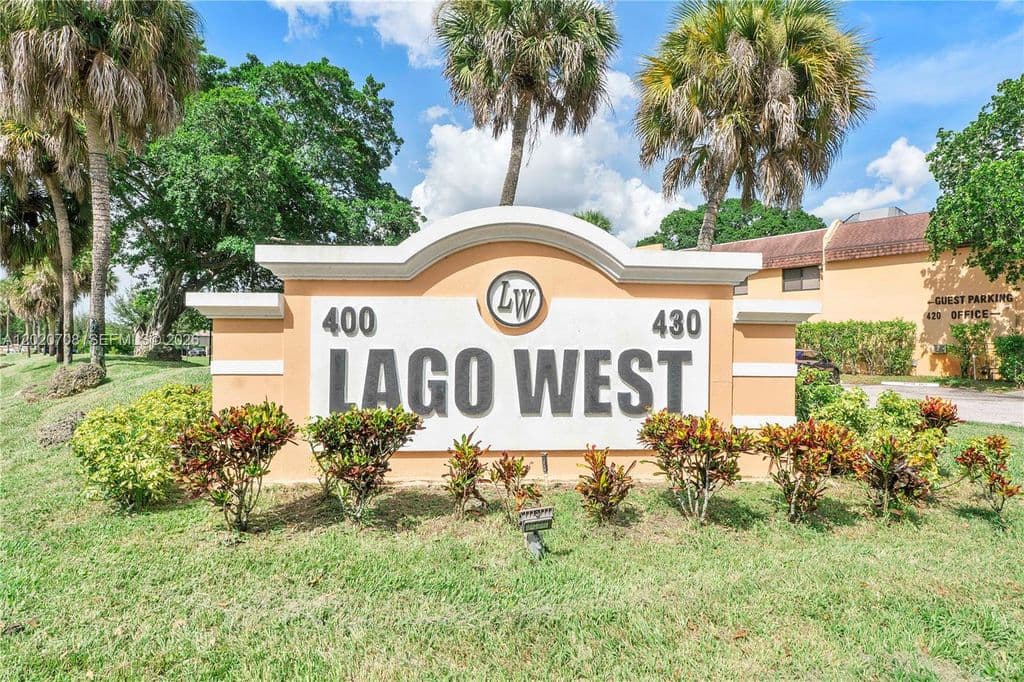 2-bedroom Condo — 430 Commodore Dr APT 213