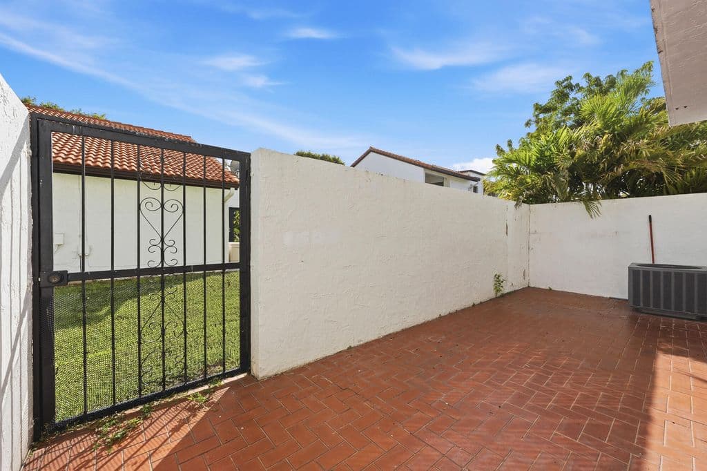 2+1 Mülk — 1461 SW 124th Court #13-c