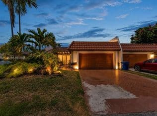 3+1 Townhouse — 522 NE 195th St, Miami, 33179