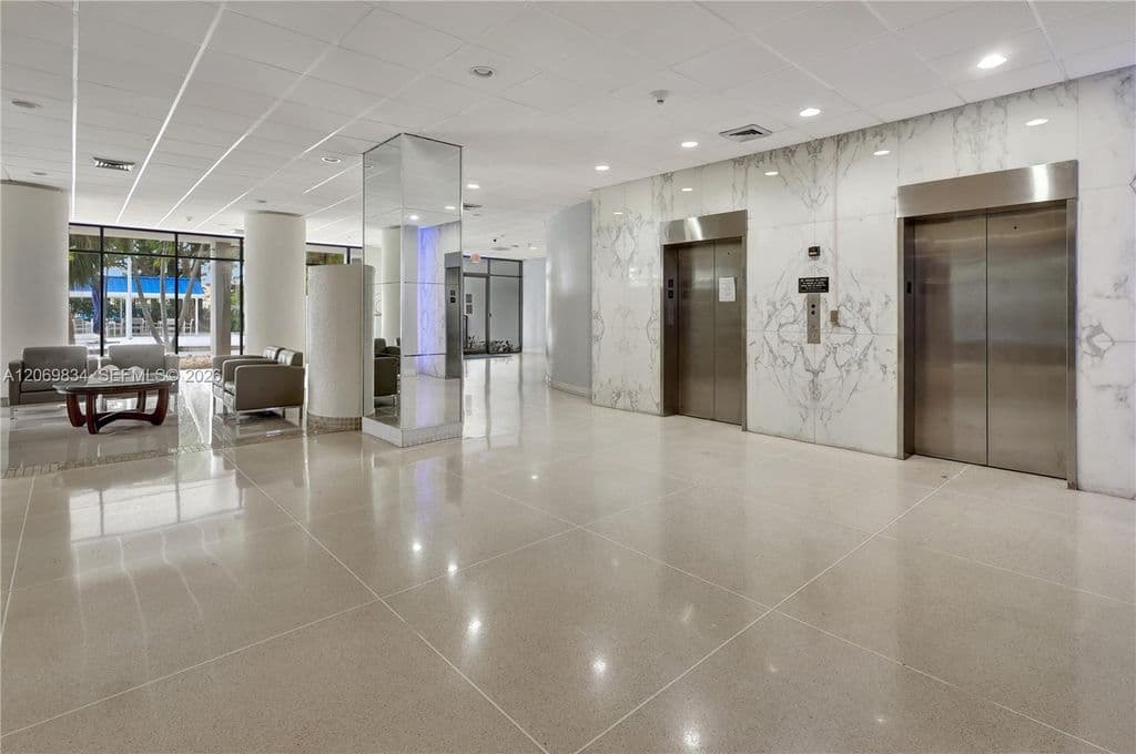 2+1 Condo — 20100 W Country Club Dr APT 204
