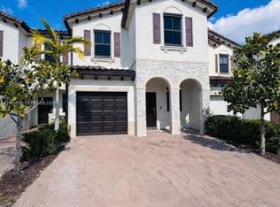 3-bedroom Townhouse — 12767 SW 230th Ter, Miami, 33170