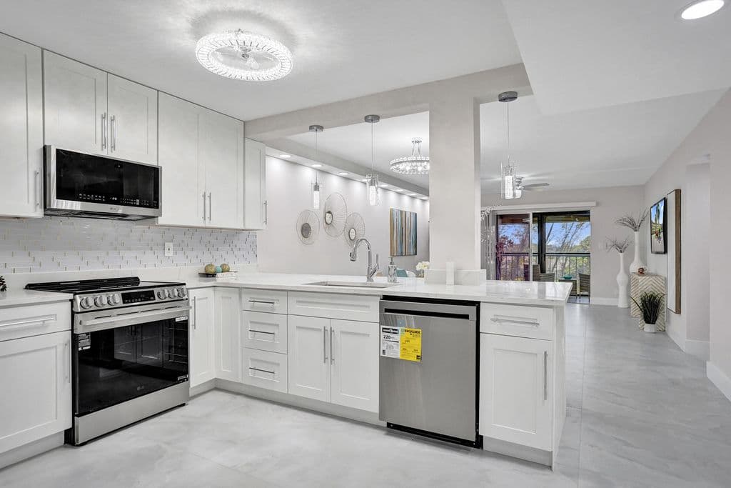 2-bedroom Condo — 7146 Huntington Lane #402