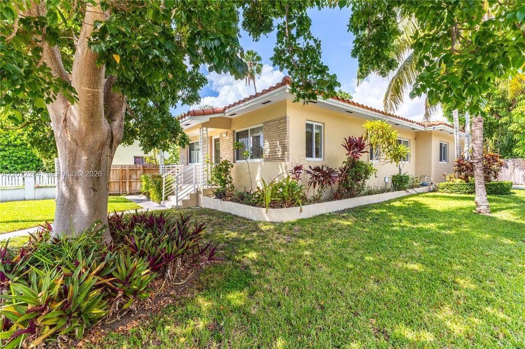 3+1 Müstakil ev — 5990 NE 5th Ave