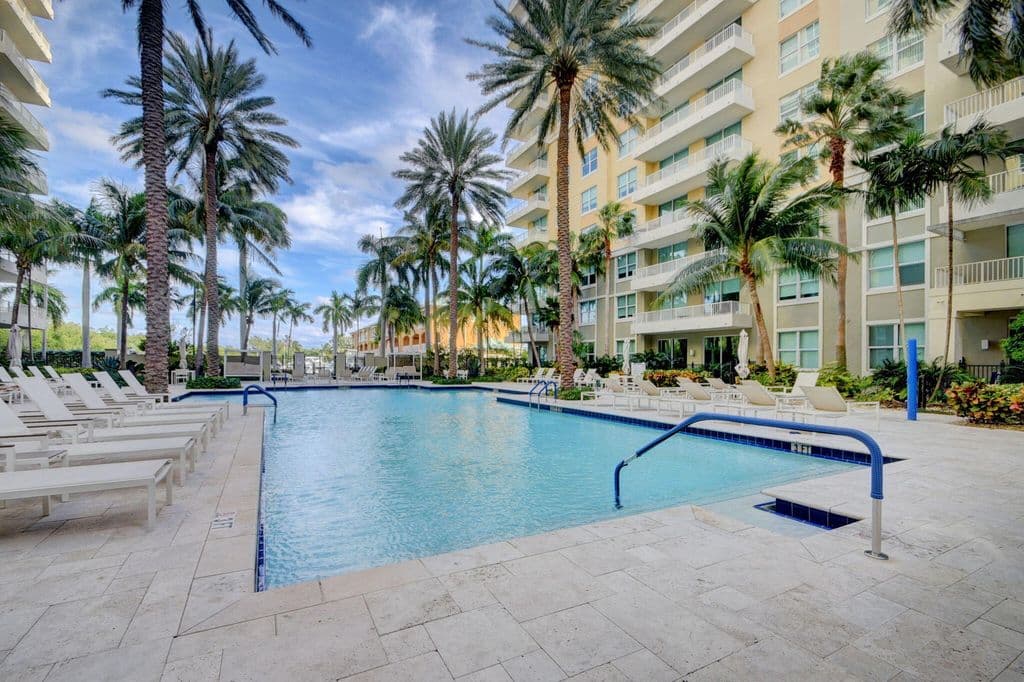 2-bedroom Condo — 625 Casa Loma Boulevard #403