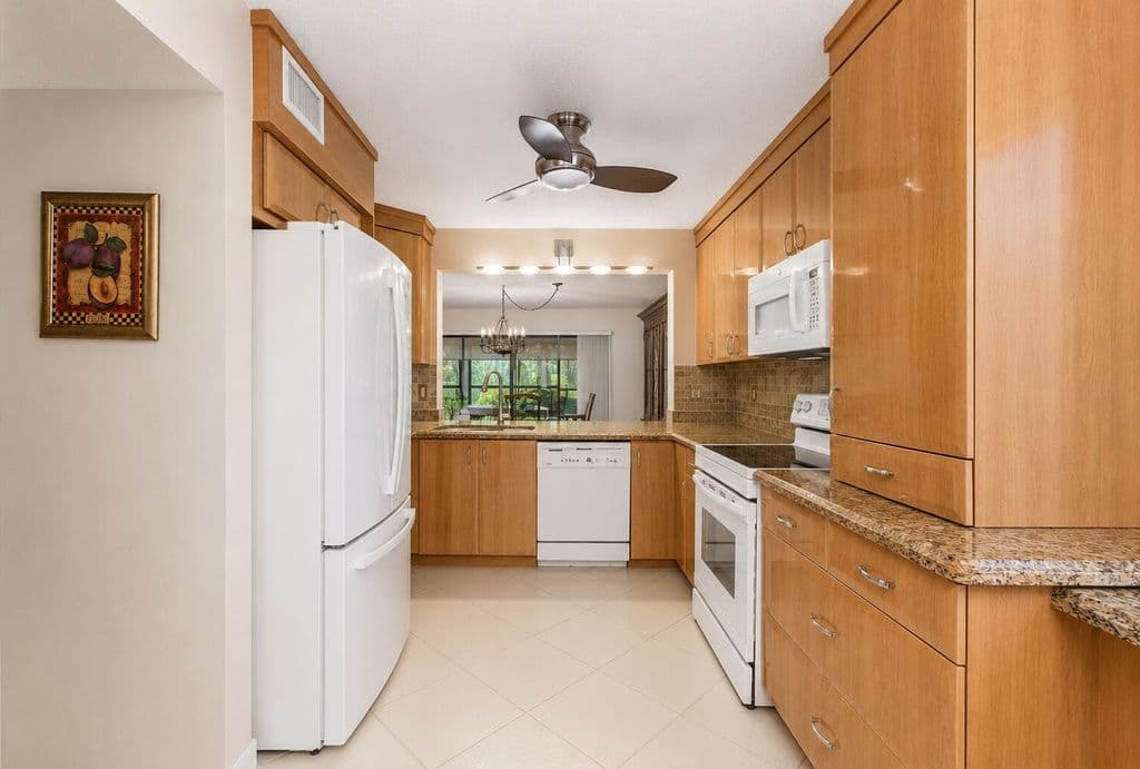 3-bedroom Condo — 5561 Fairway Park Drive #104