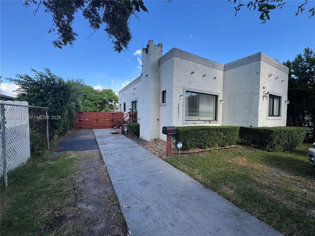3+1 Müstakil ev — 10841 NE 2nd Pl