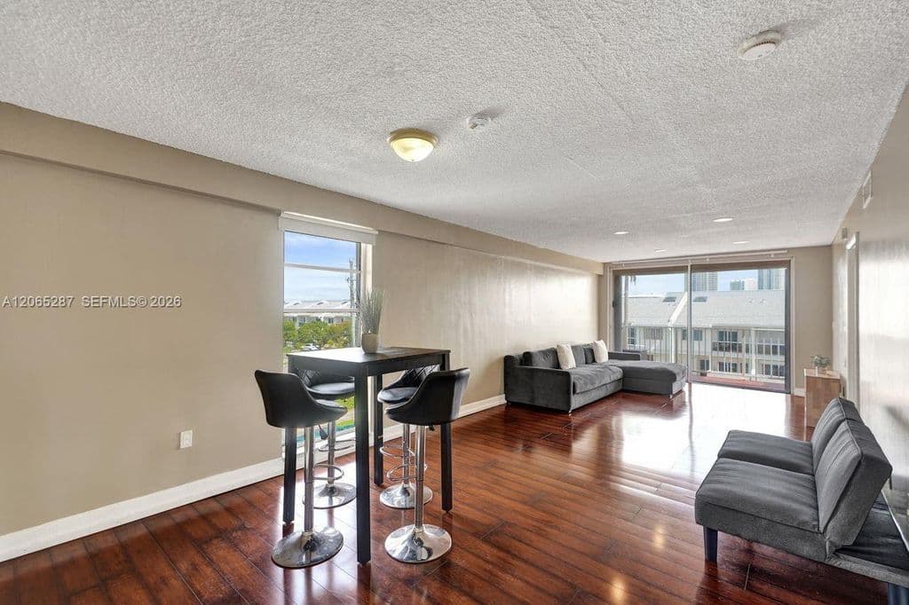 1+1 Condo — 3716 NE 168th St APT 301