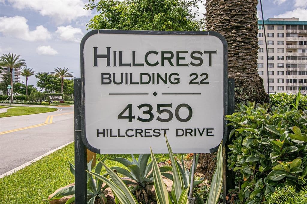 2+1 Condo — 4350 Hillcrest Dr APT 303