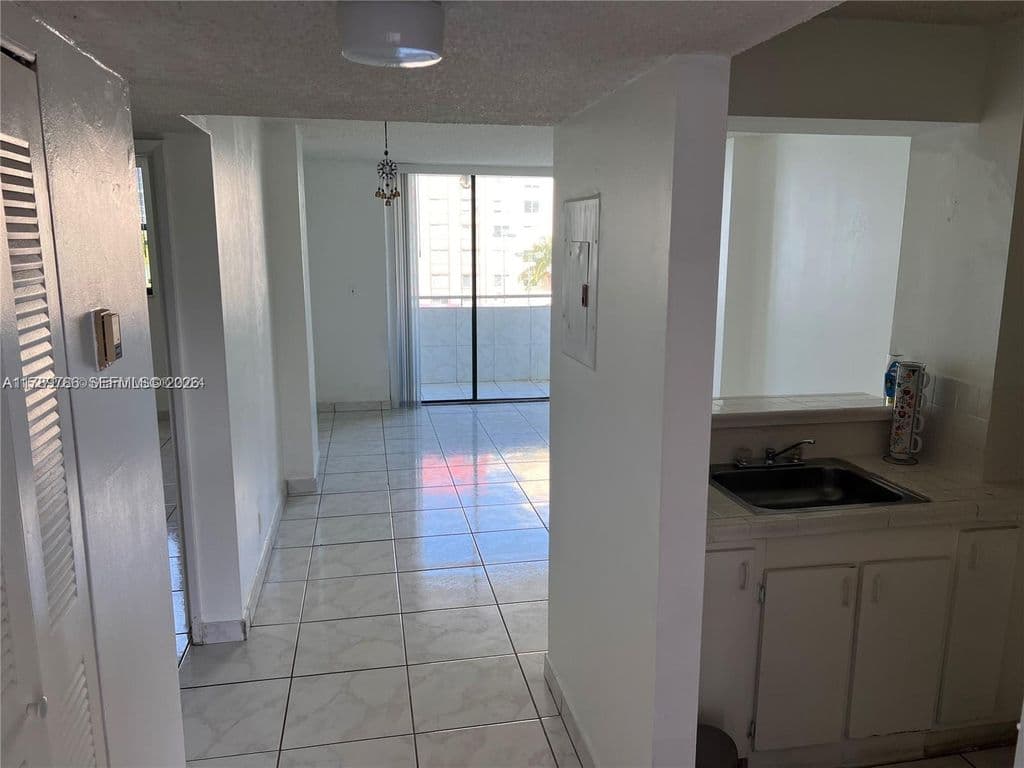 1+1 Condo — 546 SW 1st St APT 611