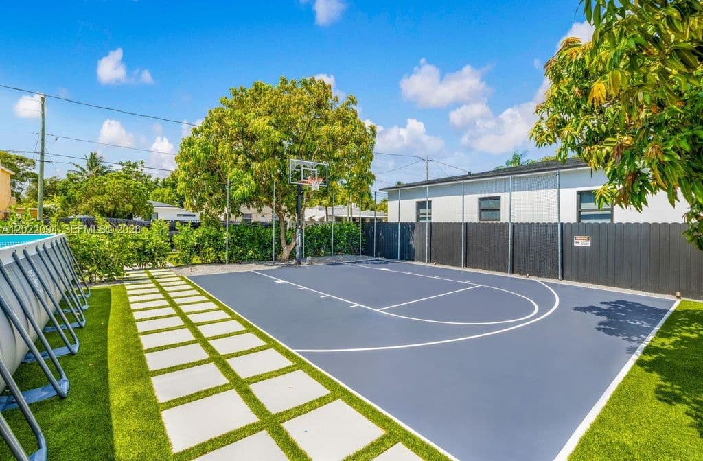 5+1 Müstakil ev — 111 NW 53rd St