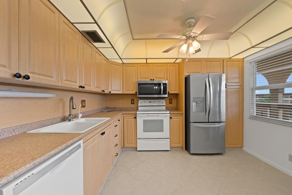 2+1 Condo — 2202 LUCAYA Bend #D4