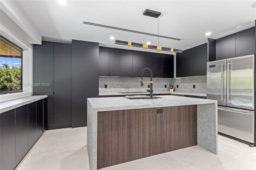 4+1 Müstakil ev — 200 N 52nd Ave