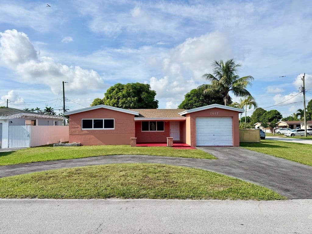 3-bedroom Single-Family Home — 7612 Plantation Blvd