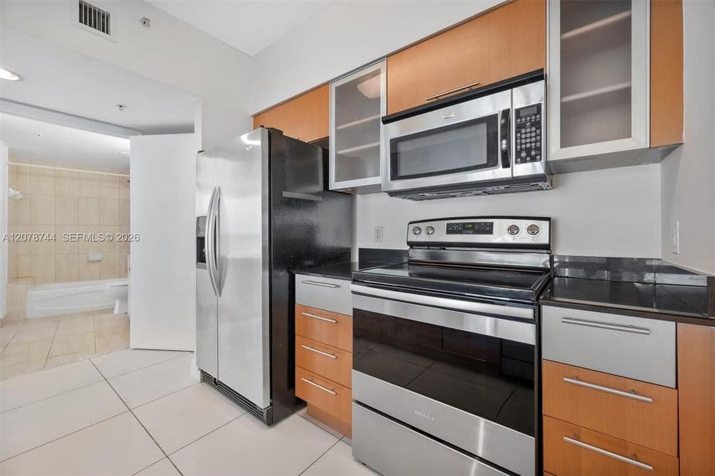 1+1 Condo — 1750 N Bayshore Dr APT 4011