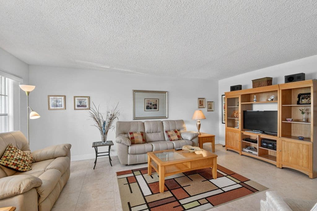 2+1 Condo — 202 Wellington D