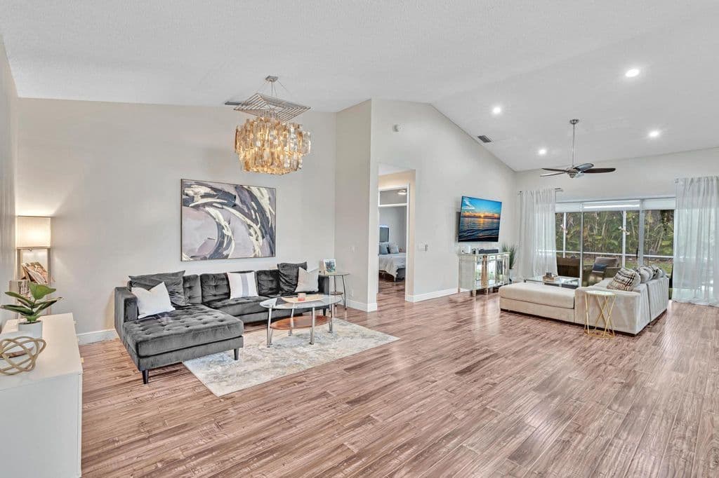 3+1 Müstakil ev — 7445 Rockbridge Circle