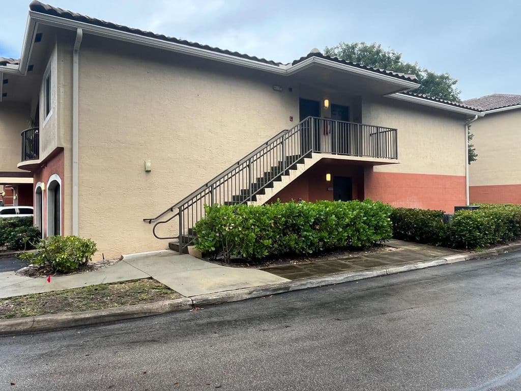 3-bedroom Condo — 4167 N Haverhill Road #1102