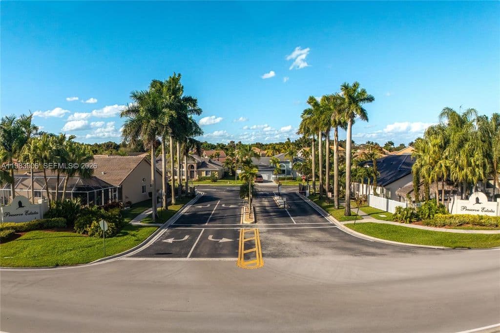 4+1 Müstakil ev — 930 NW 197th Ave